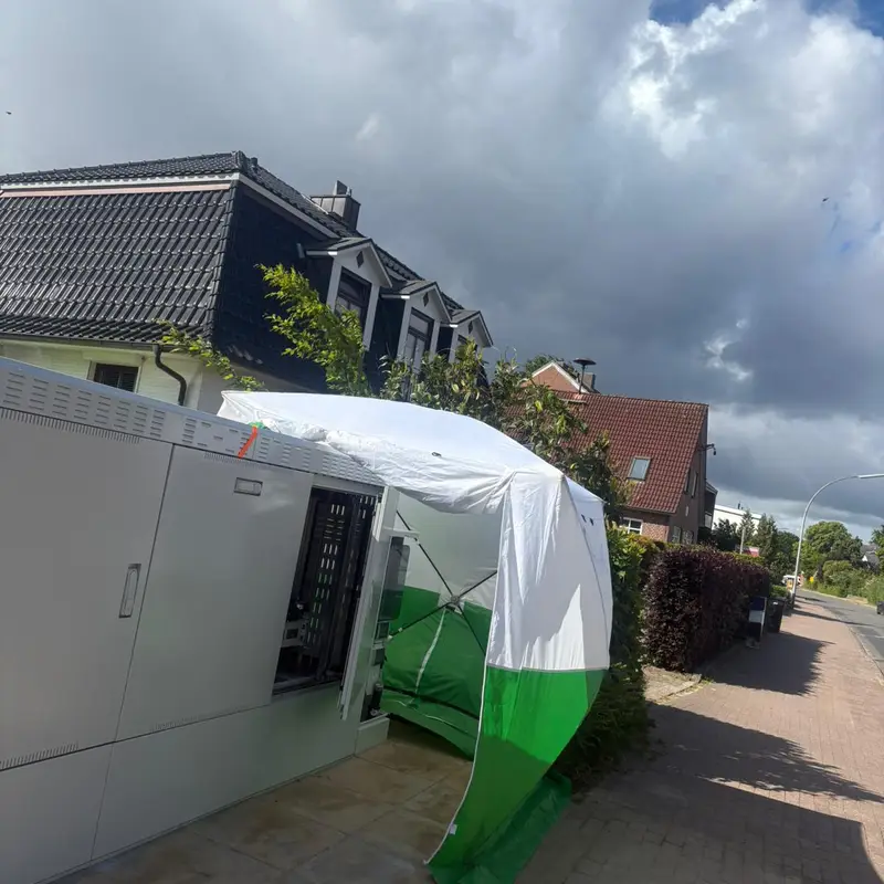 Glasfaser Installation mit professionellem Wetterschutz