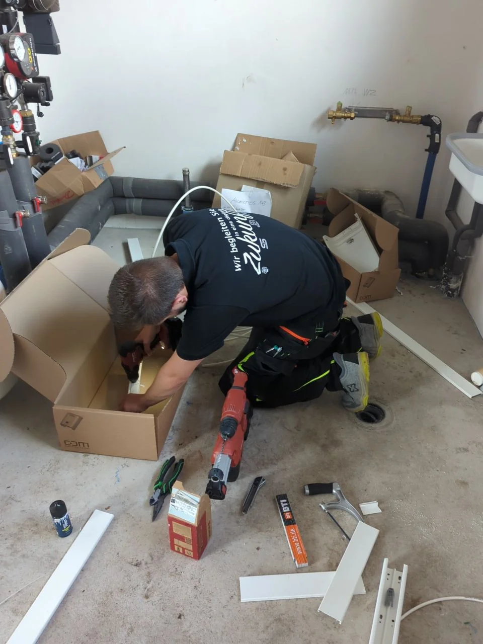Connect@home Techniker bei der Glasfaserinstallation