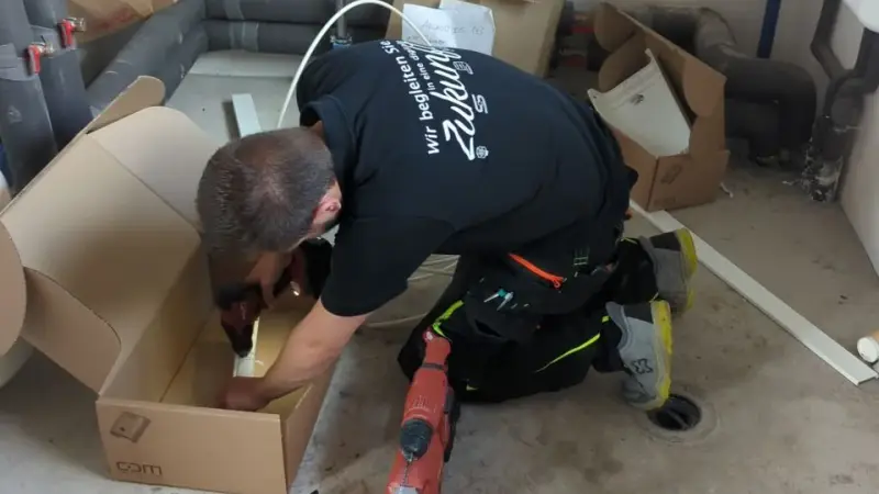 Techniker bei der Installation im Technikraum eines Gebäudes